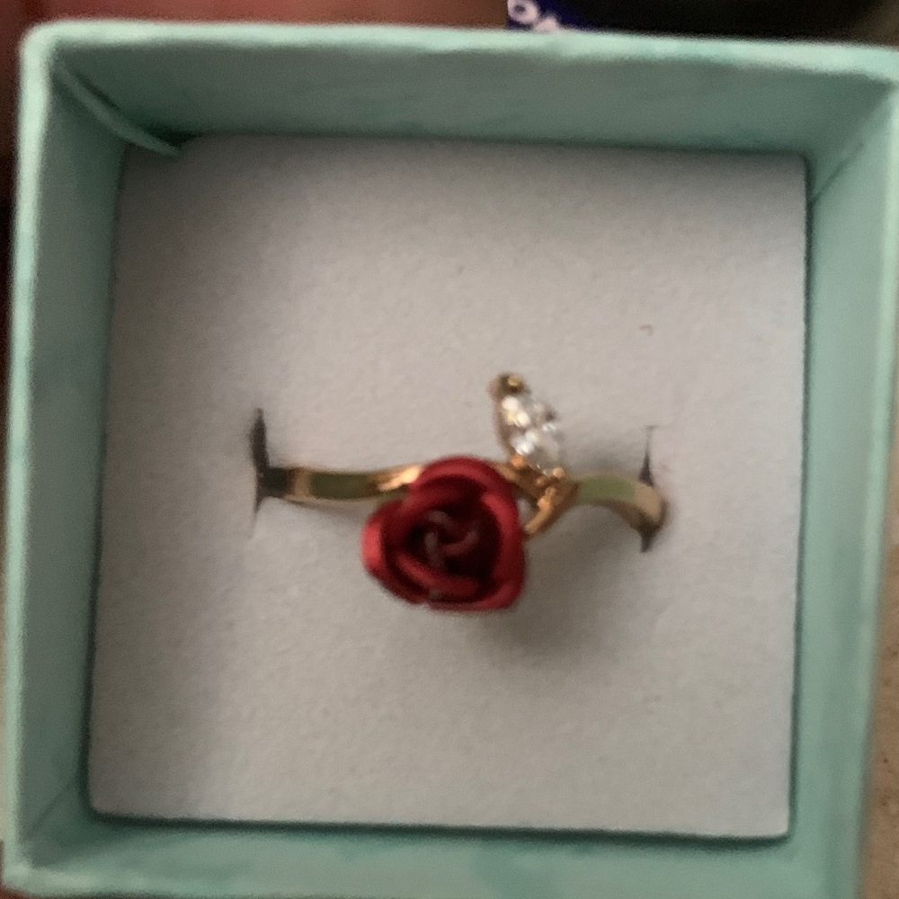 Beautiful Elegant Gold Rose Ring size 6-1/2